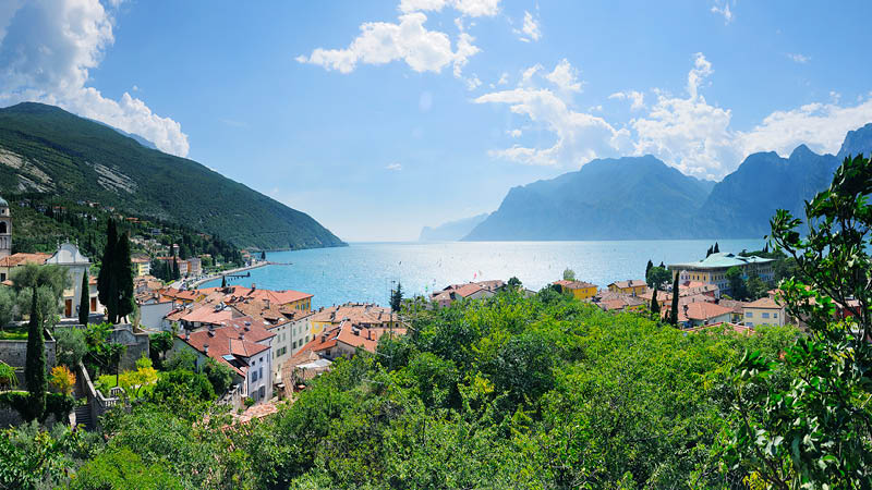 Vy dagtid över italienska Gardasjön.